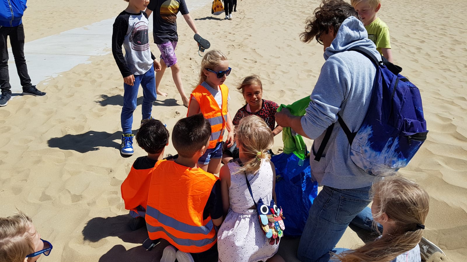 Woensdagmiddag: Opening StrandBibliotheek en Trashure Hunt